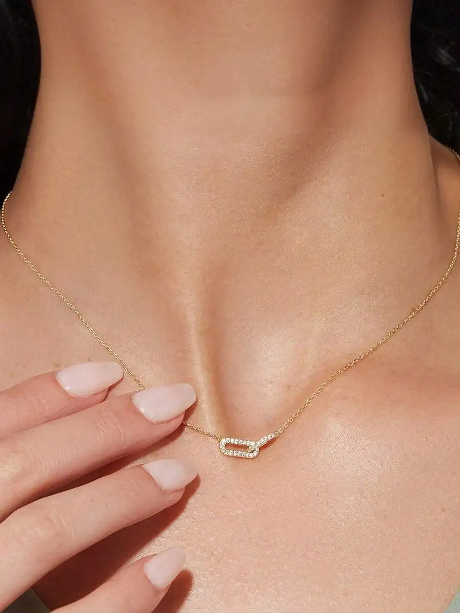 Elegant Paperclip Pendant Necklace With Open Oval Design Minimalist Jewelry For Women
Elegant Paperclip Pendant Necklace With Open Oval Design Minimalist Jewelry For Women