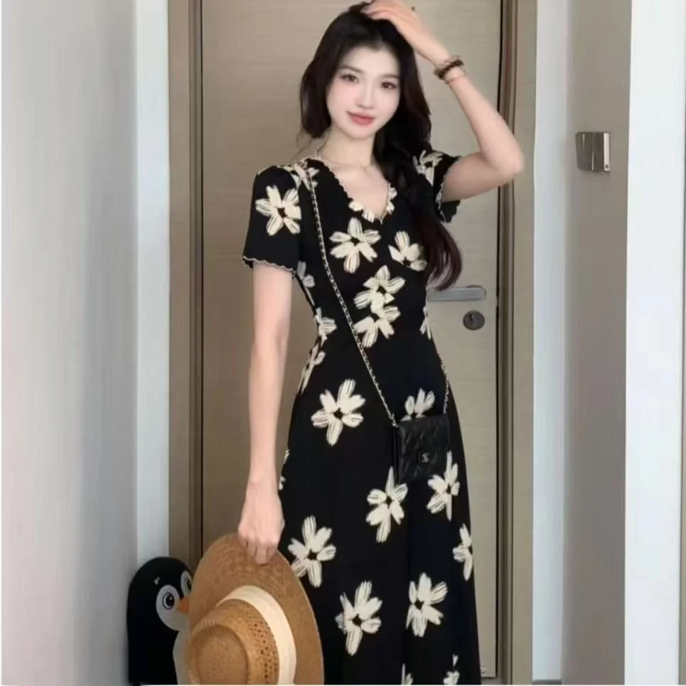 Retro Lace V-neck Floral Print Short Sleeve Dress Women's A-line Long Skirt Summer New Style Waist Slimming Midi Dress
Retro Lace V-neck Floral Print Short Sleeve Dress Women's A-line Long Skirt Summer New Style Waist Slimming Midi Dress