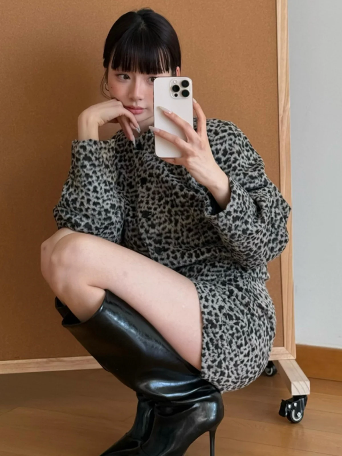 Trendy Leopard Print Bodycon Short Skirt Women's mid Waist Fit And Flare Skirt Autumn Winter Fashion Elegant Style
Trendy Leopard Print Bodycon Short Skirt Women's mid Waist Fit And Flare Skirt Autumn Winter Fashion Elegant Style
