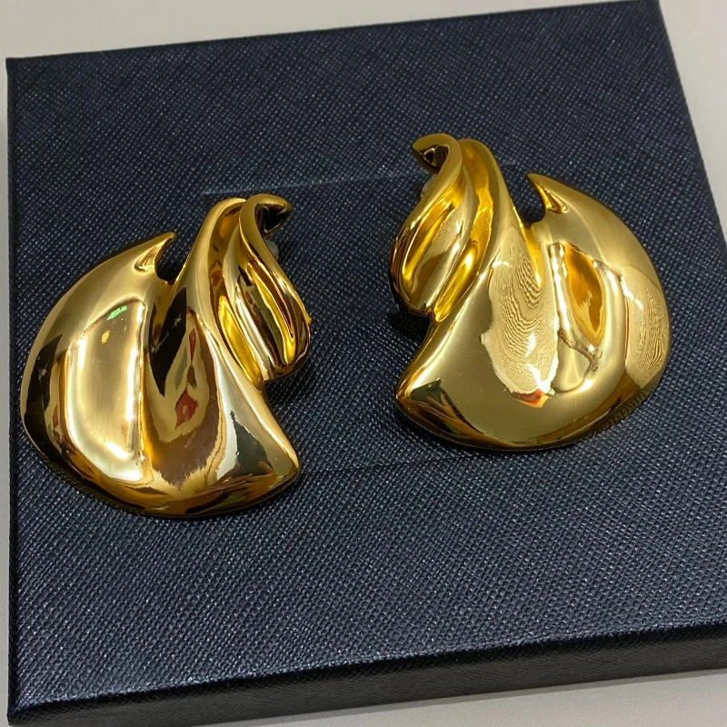 2025 Europe Designer Brand Ear Clip Brass 18K Gold Plated Geometric Irregular Earrings Women Luxury Jewelry
2025 Europe Designer Brand Ear Clip Brass 18K Gold Plated Geometric Irregular Earrings Women Luxury Jewelry