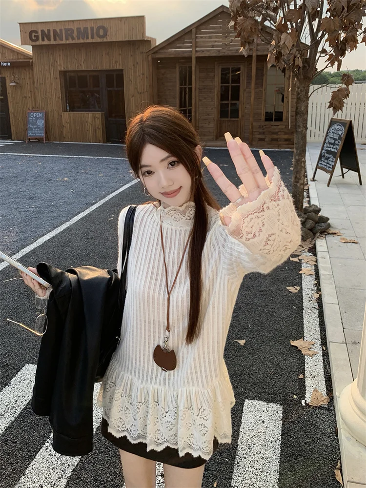 Нишевый дизайн, женская белая футболка с кружевной отделкой, осенняя модная корейская шикарная внутренняя нижняя рубашка, базовый пуловер с длинными рукавами 
Нишевый дизайн, женская белая футболка с кружевной отделкой, осенняя модная корейская шикарная внутренняя нижняя рубашка, базовый пуловер с длинными рукавами