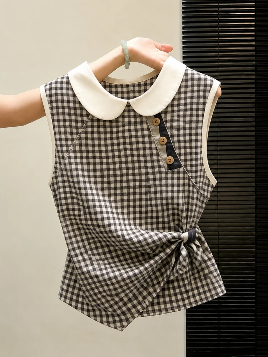 French Style Plaid Color Block Doll Collar Sleeveless Vest Beautiful Versatile Summer Fashion Top for Younger Looking
French Style Plaid Color Block Doll Collar Sleeveless Vest Beautiful Versatile Summer Fashion Top for Younger Looking
