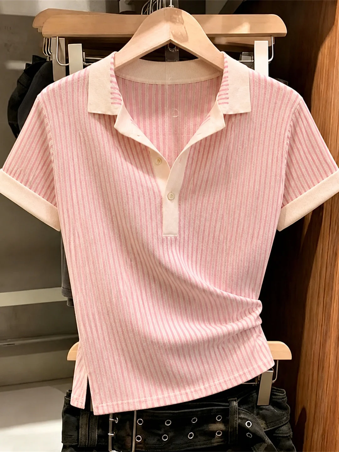 Slim Fit Neck Knitwear Short Sleeve Striped Commute Style Korean Version Summer Fashion Women's Silk Top Straight Tube Type
Slim Fit Neck Knitwear Short Sleeve Striped Commute Style Korean Version Summer Fashion Women's Silk Top Straight Tube Type