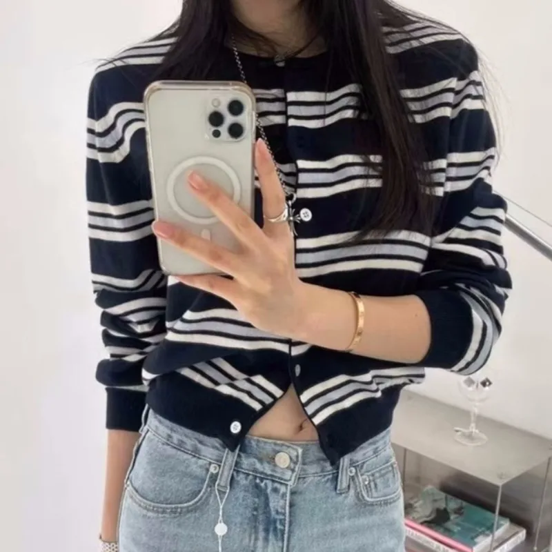Round Neck Horizontal Striped Knit Cardigan Single Breasted Long Sleeve Cropped Loose Women Casual Basic Knit Jacket 260602
Round Neck Horizontal Striped Knit Cardigan Single Breasted Long Sleeve Cropped Loose Women Casual Basic Knit Jacket 260602