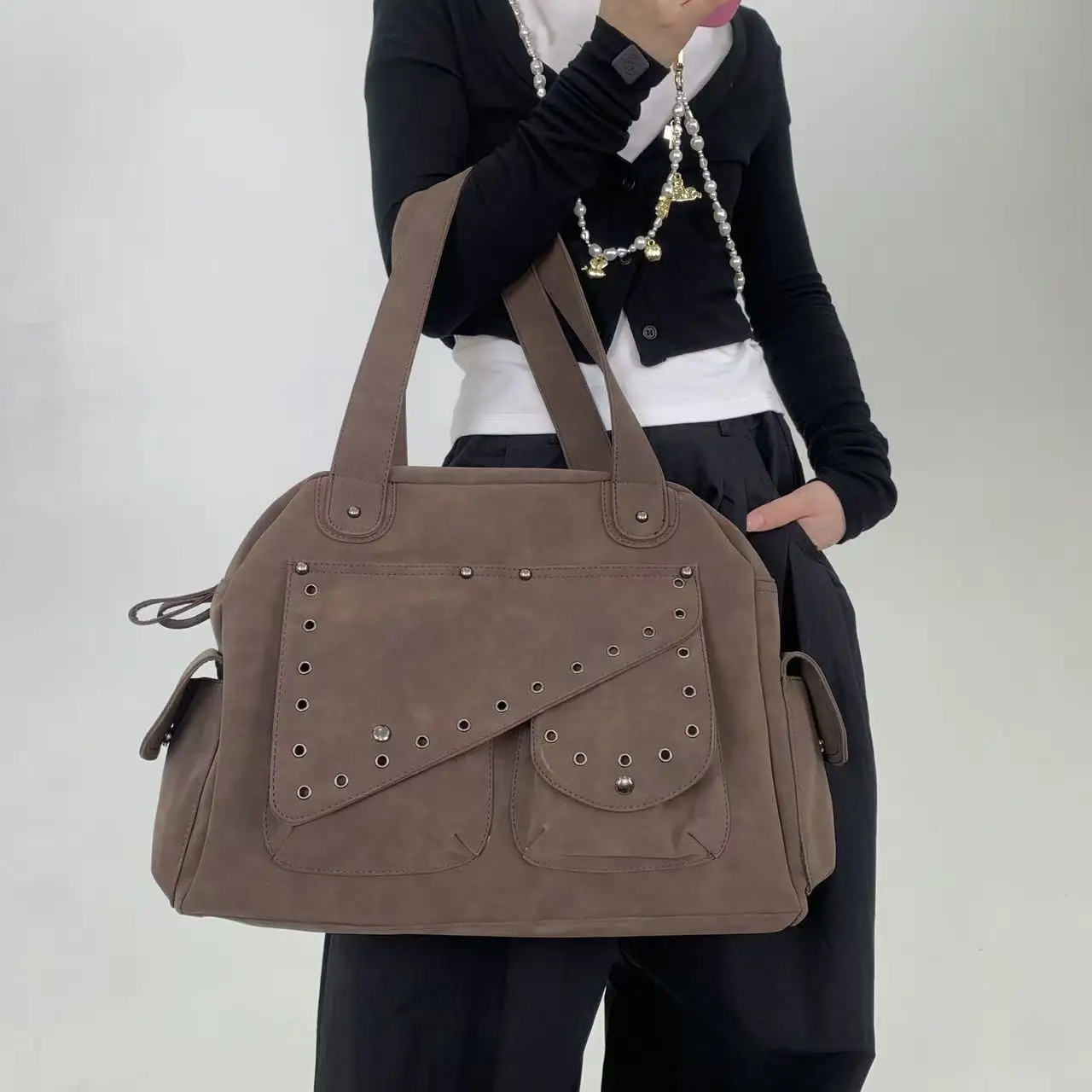 Y2K retro frosted vegan leather tote bag with large capacity and multiple pockets, personalized single shoulder crossbody bag
Y2K retro frosted vegan leather tote bag with large capacity and multiple pockets, personalized single shoulder crossbody bag