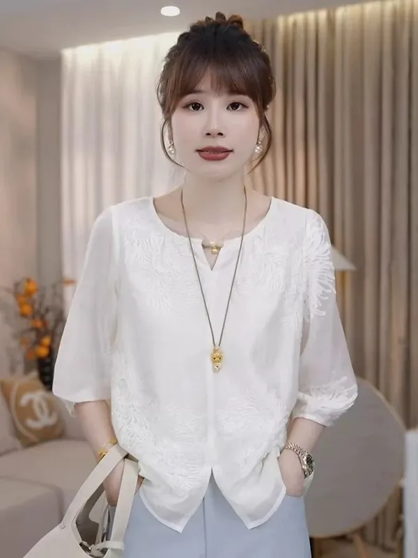 Ladies Casual Loose Summer Shirt Embroidered Thin V-neck Slimming Top Skin-friendly Breathable Fashionable Loose Fit
Ladies Casual Loose Summer Shirt Embroidered Thin V-neck Slimming Top Skin-friendly Breathable Fashionable Loose Fit
