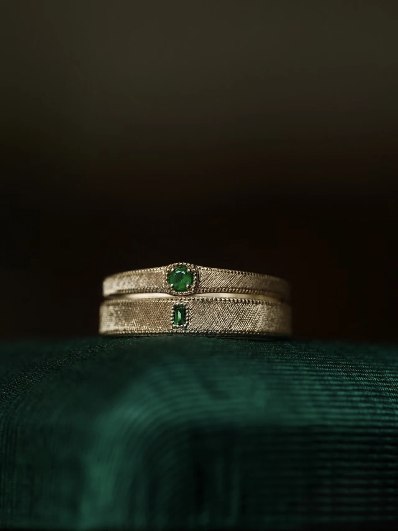 Natural Emerald Wedding Rings Set with Designer Setting in 18K/14K/9K Gold & PT950, Matching Bands
Natural Emerald Wedding Rings Set with Designer Setting in 18K/14K/9K Gold & PT950, Matching Bands