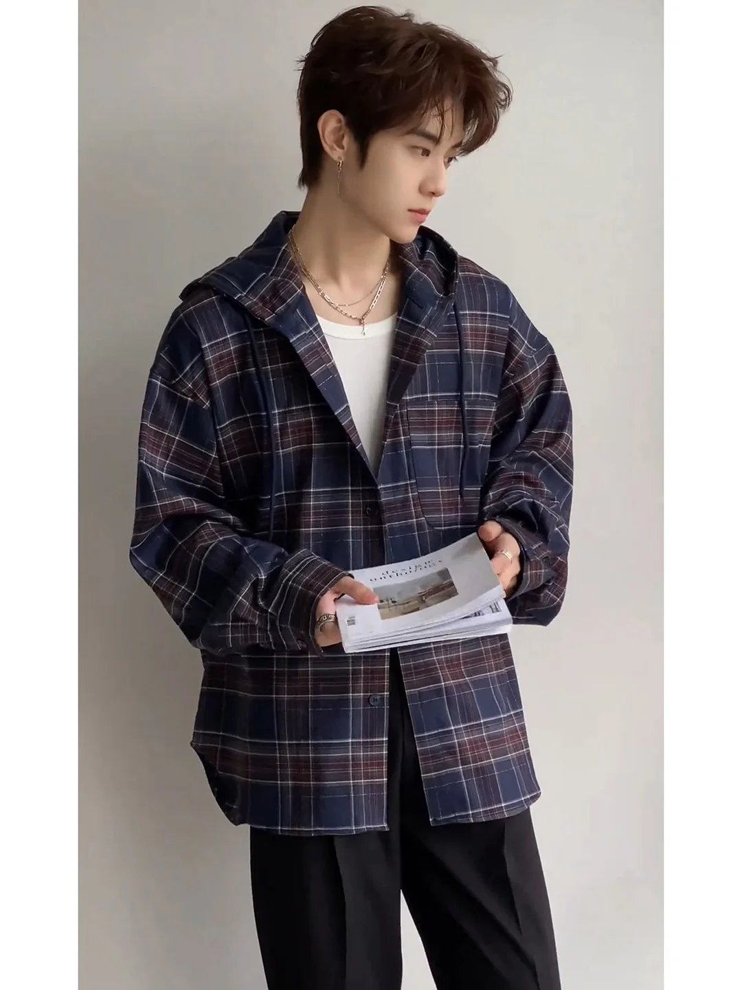 Мужская винтажная куртка с капюшоном в клетку контрастных цветов, свободного кроя, для молодежи, на раннюю осень, в стиле Cleanfit, для повседневной носки
Мужская винтажная куртка с капюшоном в клетку контрастных цветов, свободного кроя, для молодежи, на раннюю осень, в стиле Cleanfit, для повседневной носки