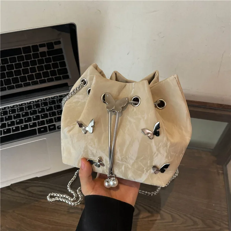 Butterfly shoulder messenger bag with pump strap, high-end versatile chain bucket bag.
Butterfly shoulder messenger bag with pump strap, high-end versatile chain bucket bag.