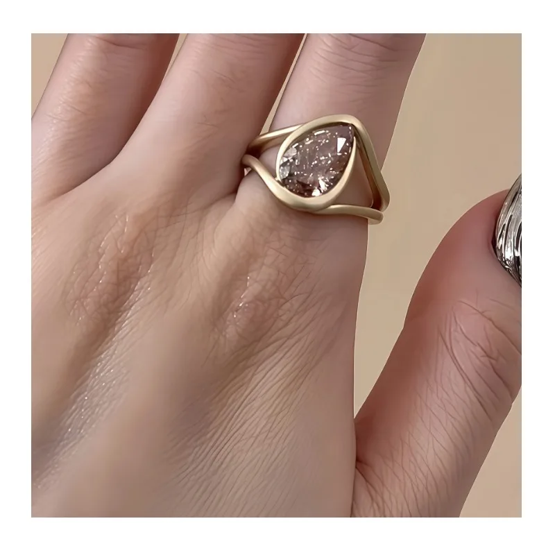Gold Water Drop-shaped Diamond-encrusted Zircon Ring Women's New Exquisite High-end Retro Court Style Design Ring
Gold Water Drop-shaped Diamond-encrusted Zircon Ring Women's New Exquisite High-end Retro Court Style Design Ring