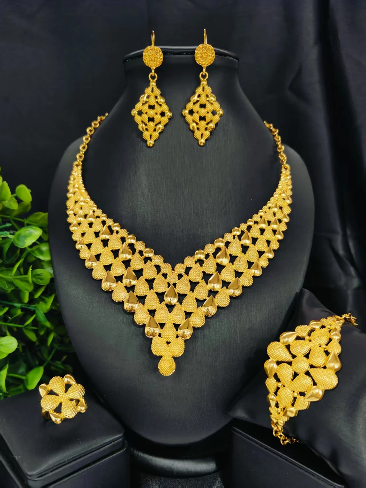 Dubai Luxury Big Pendant Necklace Sets For Women African 24k Gold Color Indian Arab Wedding Bridal Crystal Jewelry Sets
Dubai Luxury Big Pendant Necklace Sets For Women African 24k Gold Color Indian Arab Wedding Bridal Crystal Jewelry Sets