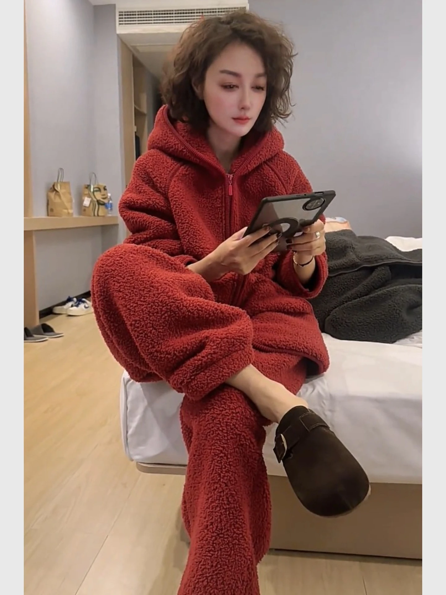 Red Lamb Fur Jacket And Pants Set Women's Casual Style High Waist Long Pants Zipper Closure Straight Tube Clothes Autumn Fashion
Red Lamb Fur Jacket And Pants Set Women's Casual Style High Waist Long Pants Zipper Closure Straight Tube Clothes Autumn Fashion