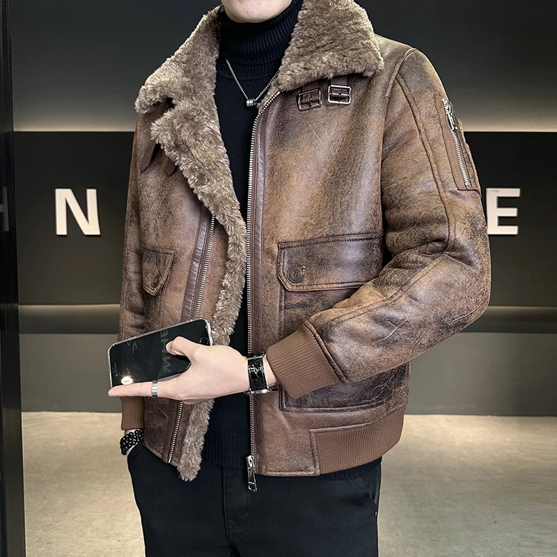 Мужская зимняя утепленная куртка из овчины с флисовой подкладкой, интегрированная кожаная и меховая куртка-косуха для повседневной носки
Мужская зимняя утепленная куртка из овчины с флисовой подкладкой, интегрированная кожаная и меховая куртка-косуха для повседневной носки