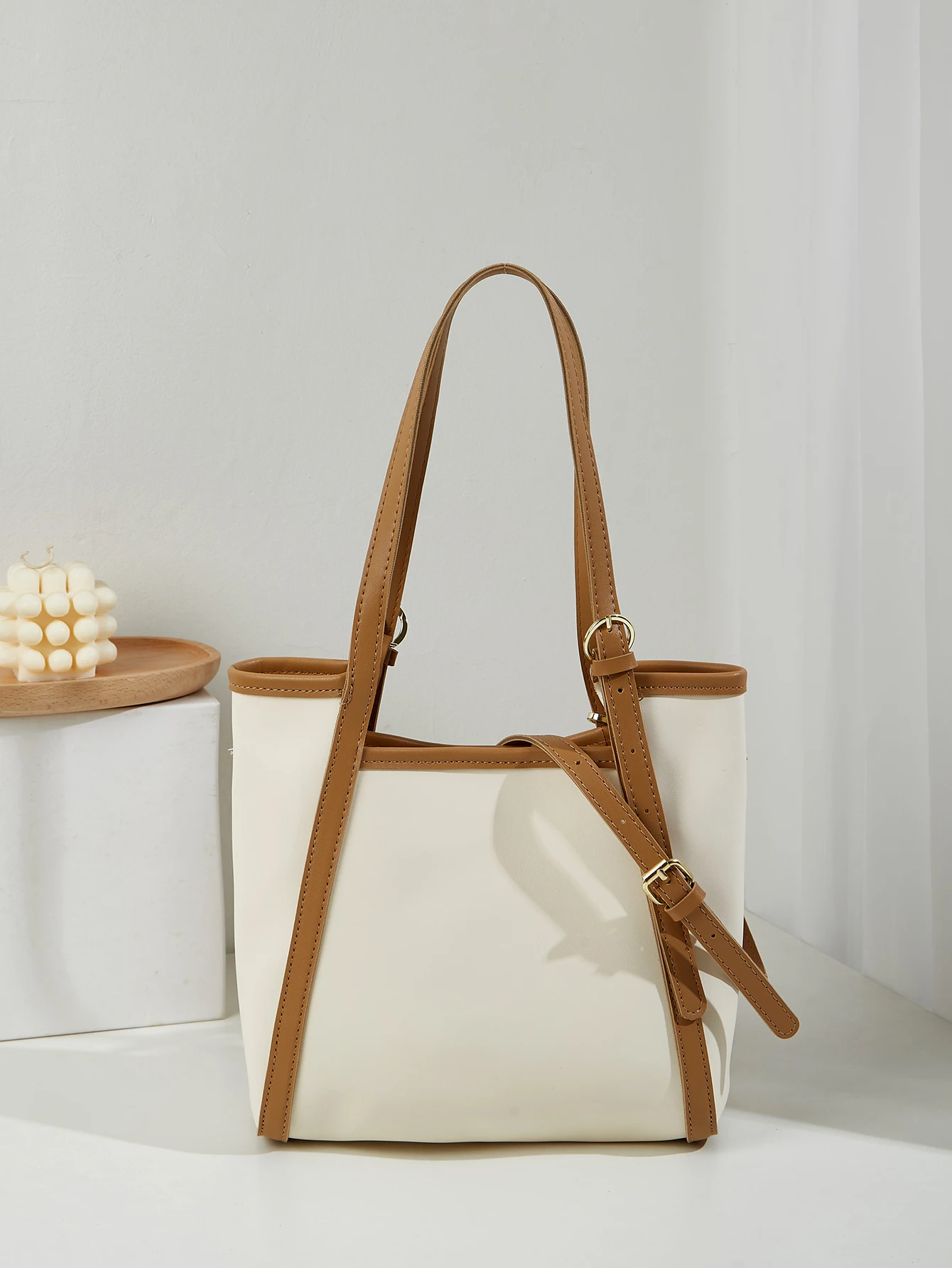 Новая минималистичная сумка-ведро контрастных цветов, изящная и компактная, портативная, подходит для ежедневных поездок на работу и встреч с друзьями.
Новая минималистичная сумка-ведро контрастных цветов, изящная и компактная, портативная, подходит для ежедневных поездок на работу и встреч с друзьями.