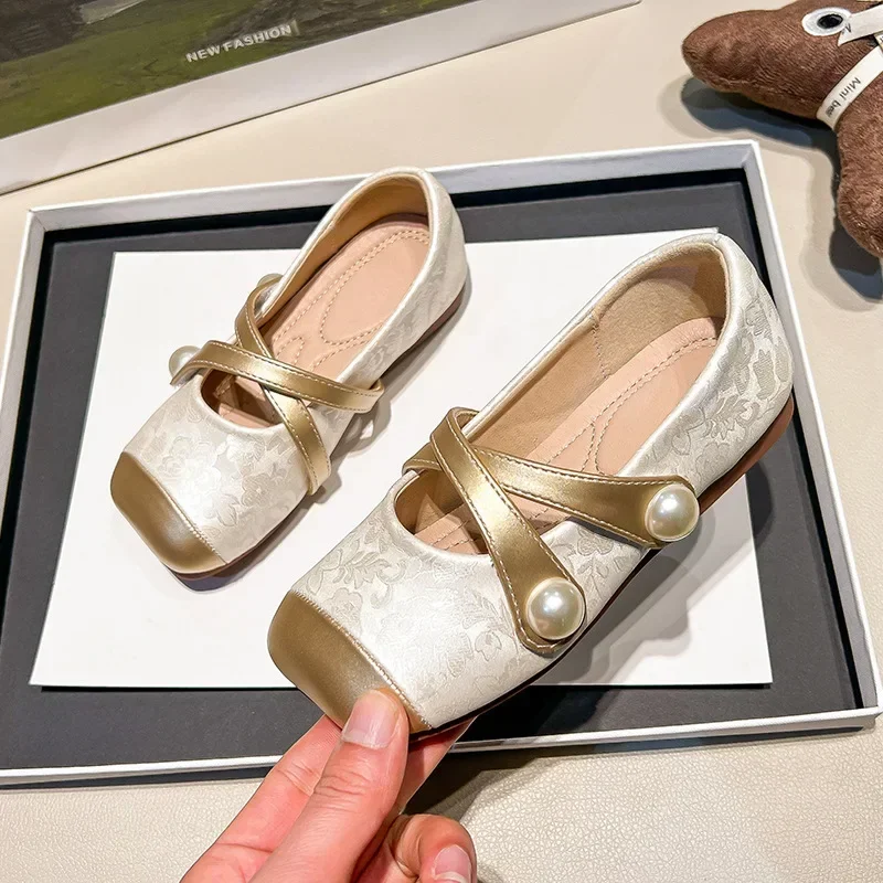 Kids Shoes for Girls New Spring Autumn Chinese Style Pearl Small PU Shoes Retro Versatile Girls Square Head Shallow Mouth Flats
Kids Shoes for Girls New Spring Autumn Chinese Style Pearl Small PU Shoes Retro Versatile Girls Square Head Shallow Mouth Flats