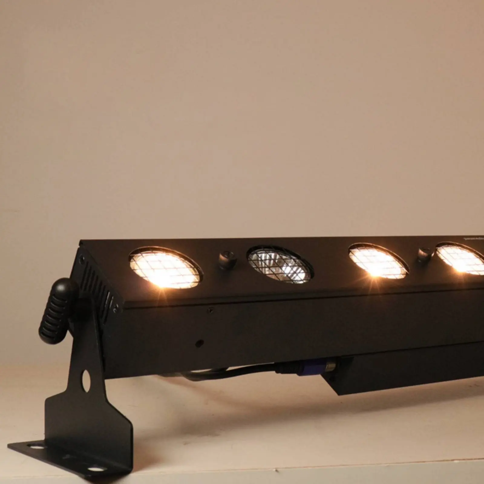 Sunstrip Bar Light Warm White 10 Head Bar Light 450W Power Chain Chain Support for DJs
Sunstrip Bar Light Warm White 10 Head Bar Light 450W Power Chain Chain Support for DJs