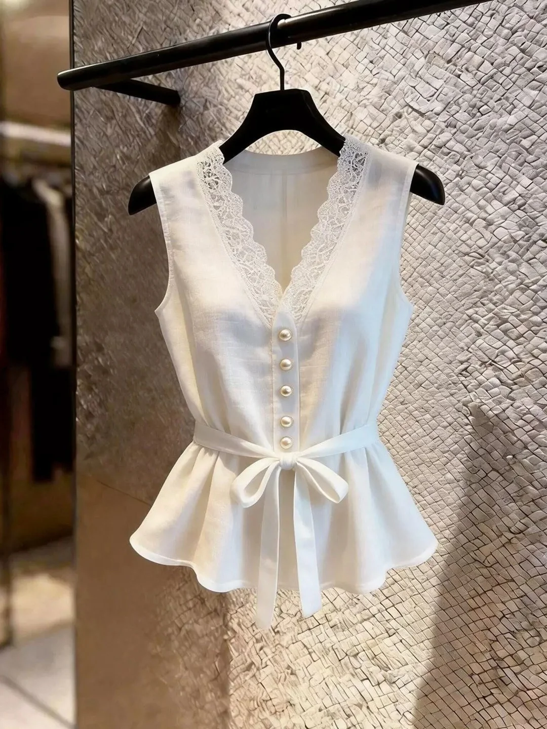 Elegant Lace V-Neck Design Vest Summer Slim Fit Commute Versatile Sleeveless Top Women Straight Cut Korean Style Pure Color
Elegant Lace V-Neck Design Vest Summer Slim Fit Commute Versatile Sleeveless Top Women Straight Cut Korean Style Pure Color