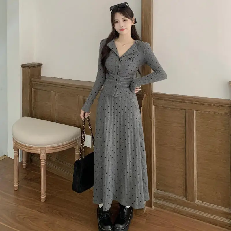 Korean Fashion Temperament Polka Dot Tops Pleated Short Skirt Set Autumn Gray Commuting Casual Two Piece Sets Women Outfits
Korean Fashion Temperament Polka Dot Tops Pleated Short Skirt Set Autumn Gray Commuting Casual Two Piece Sets Women Outfits