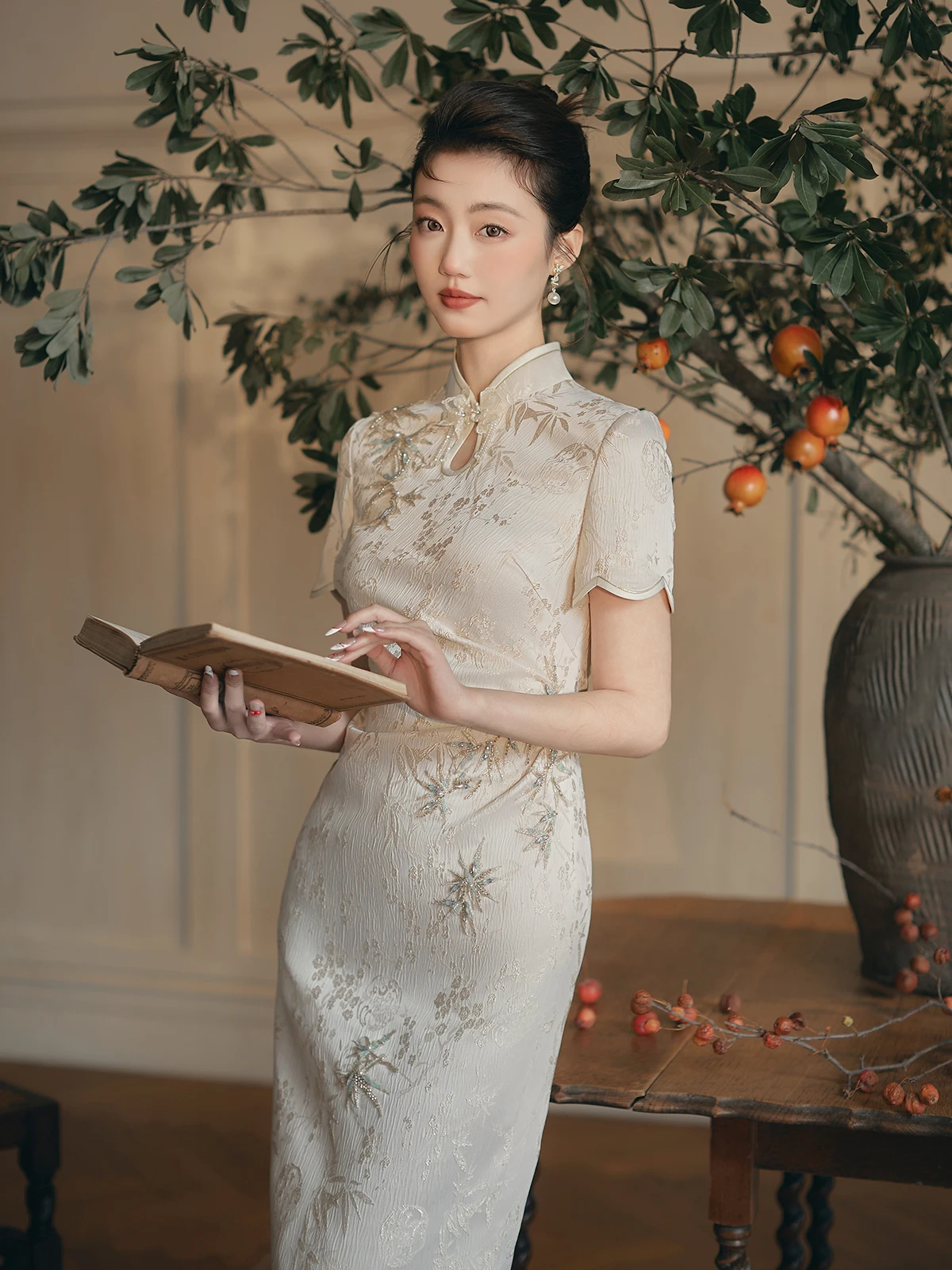 Новинка St. Laine 2025: Китайское свадебное платье в ретро-стиле, средней длины, с прямым воротником, из дышащего полиэфирного волокна
Новинка St. Laine 2025: Китайское свадебное платье в ретро-стиле, средней длины, с прямым воротником, из дышащего полиэфирного волокна