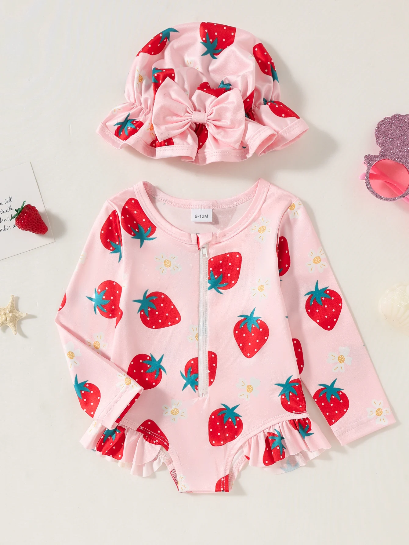 Комплект из 2 предметов: купальник и шляпка для малышей с принтом клубники, с длинными рукавами, защита от солнца, молния спереди + оборки, милый и нежный купальный костюм
Комплект из 2 предметов: купальник и шляпка для малышей с принтом клубники, с длинными рукавами, защита от солнца, молния спереди + оборки, милый и нежный купальный костюм