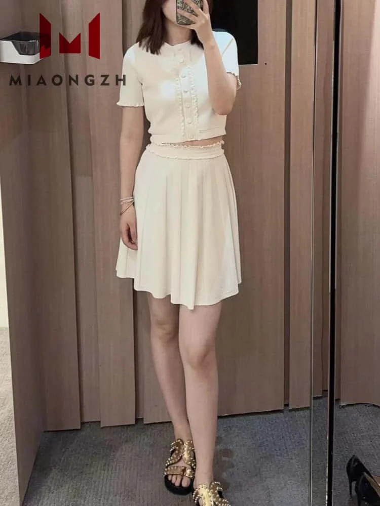 Fashion Women's Knitted Two Piece Set O Neck Short Sleeve Single Button Top Or High Waist Casual Pleated Mini Skirt Ladies Suit
Fashion Women's Knitted Two Piece Set O Neck Short Sleeve Single Button Top Or High Waist Casual Pleated Mini Skirt Ladies Suit