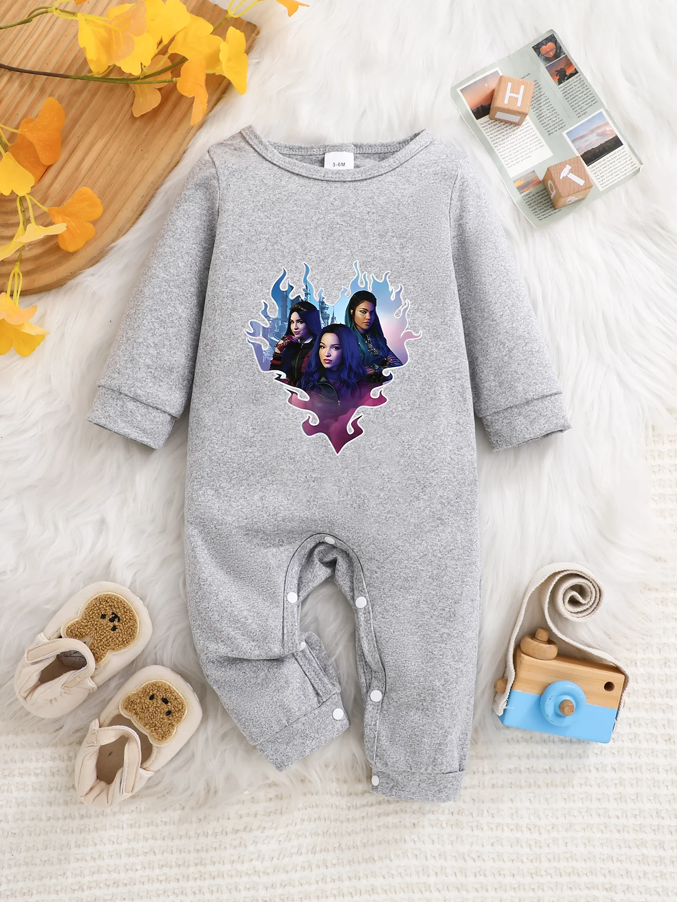 【Officially Licensed】 Disney Descendants Baby Long-Sleeve Romper: Flame-Frame Descendants Characters Print
【Officially Licensed】 Disney Descendants Baby Long-Sleeve Romper: Flame-Frame Descendants Characters Print