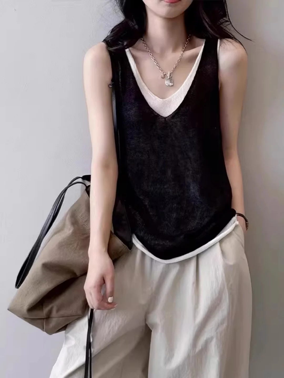 Chic V-Neck Sleeveless Vest Women's Summer New Korean Style Street Fashion Beautiful Small Shirt Sport Top Soft Knitted Sweater
Chic V-Neck Sleeveless Vest Women's Summer New Korean Style Street Fashion Beautiful Small Shirt Sport Top Soft Knitted Sweater