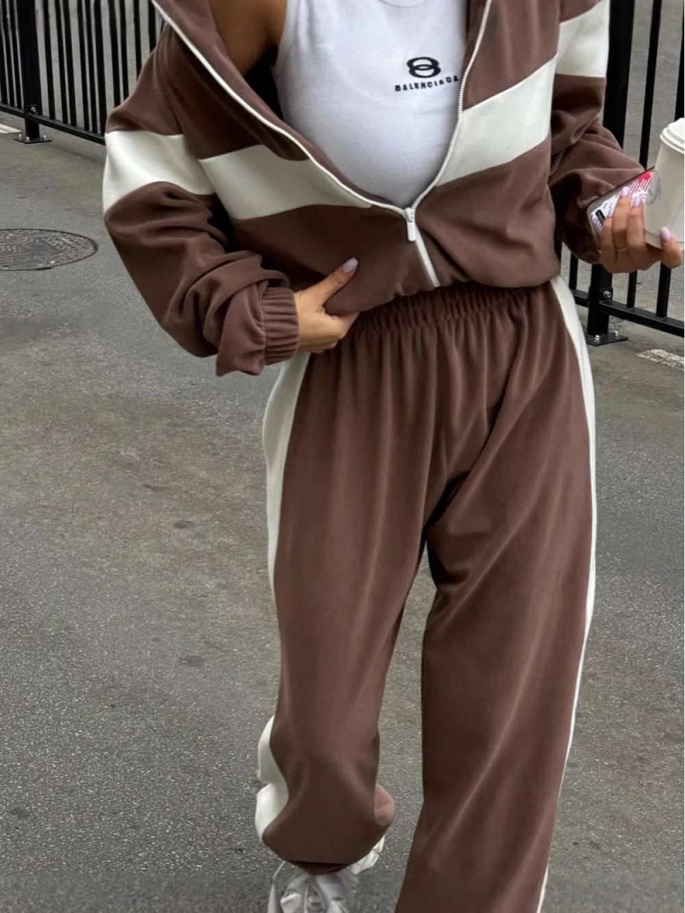 European and American women's color blocked set, long sleeved zipper jacket, elastic long pants two-piece set 
European and American women's color blocked set, long sleeved zipper jacket, elastic long pants two-piece set