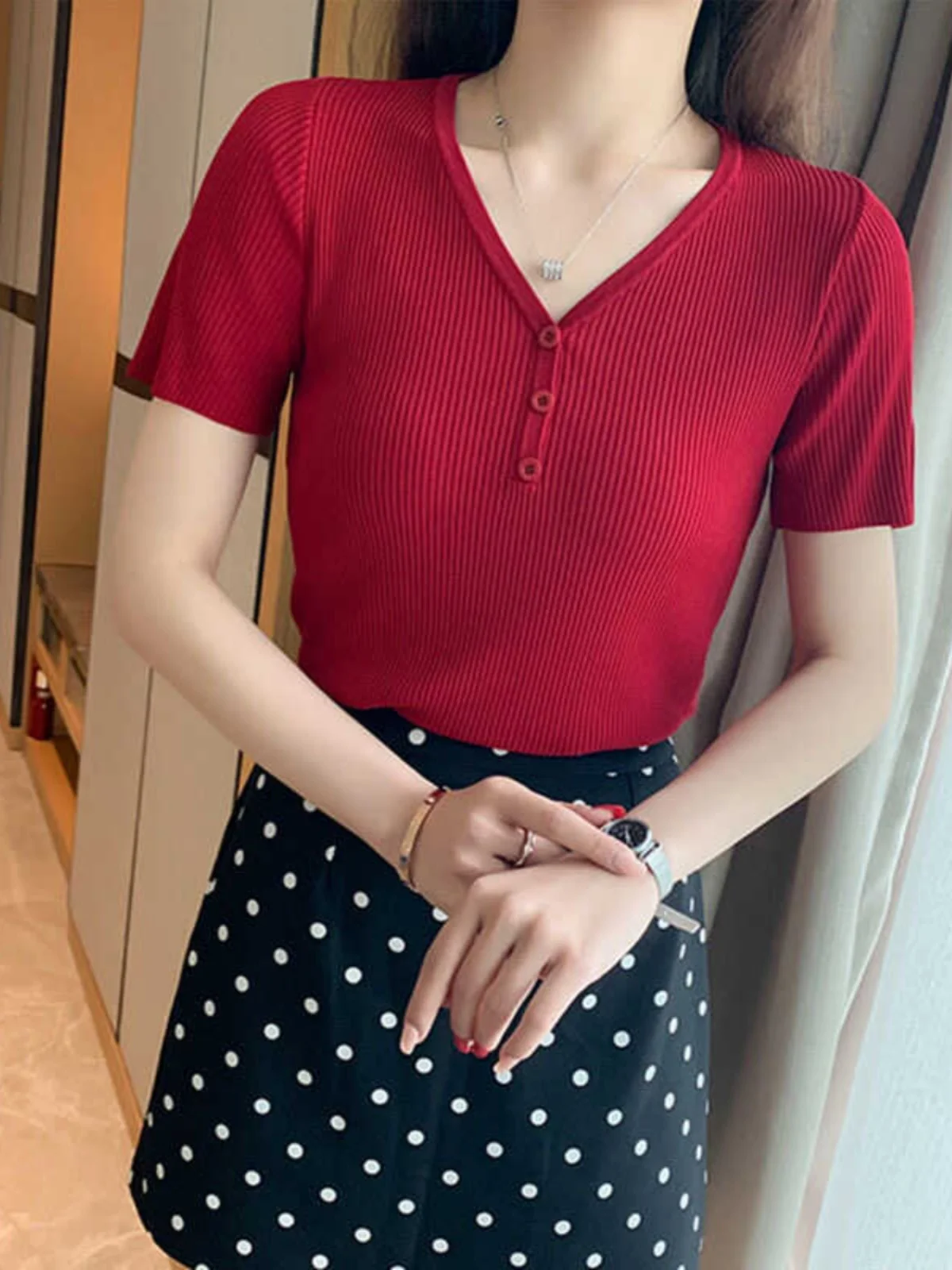 Summer New Style Korean Version Ice Silk Knitted Shirt Slim Fit V-Neck Thin Button Short Sleeve T-Shirt Women Base Top
Summer New Style Korean Version Ice Silk Knitted Shirt Slim Fit V-Neck Thin Button Short Sleeve T-Shirt Women Base Top