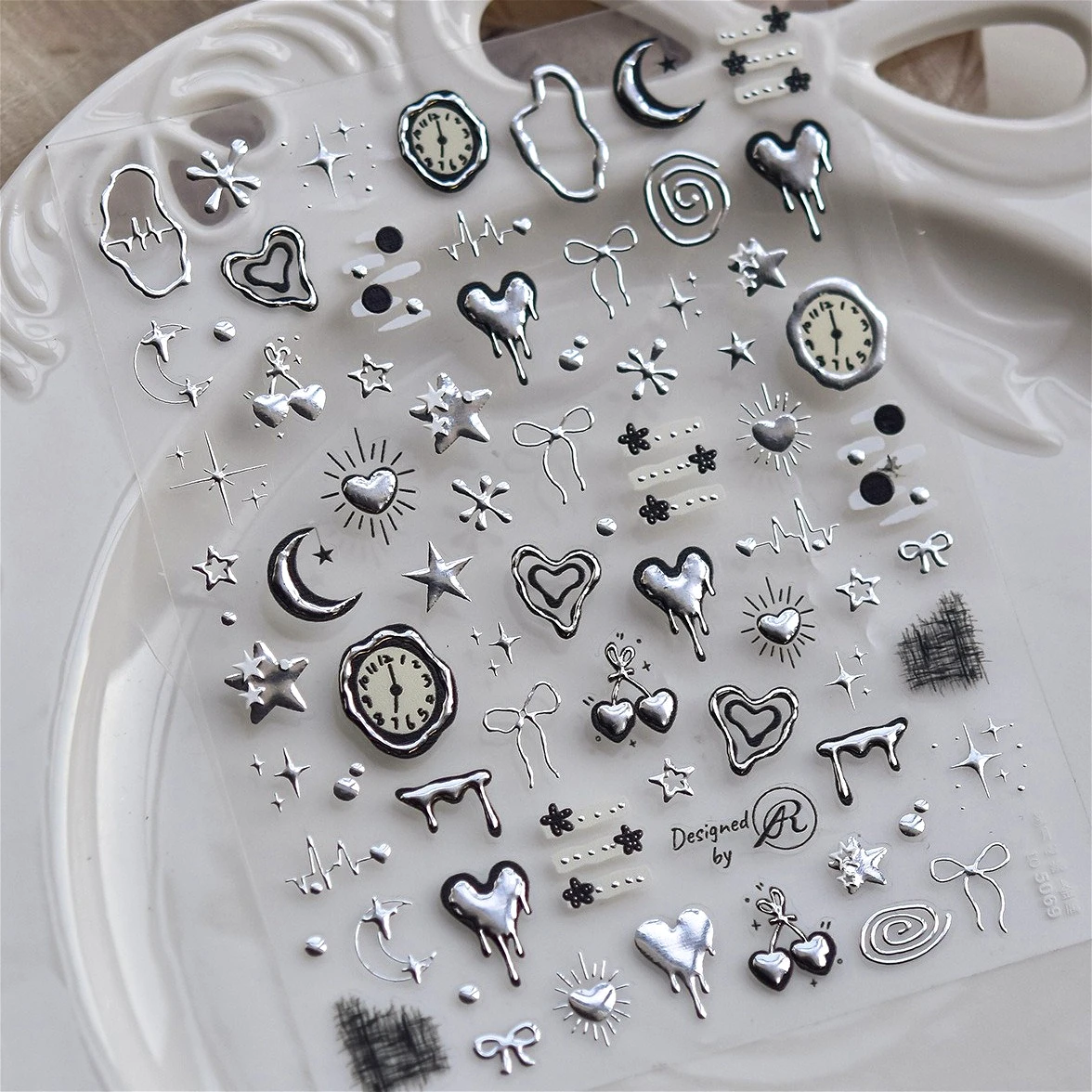 Серебряное ежегодное кольцо с лавой, часы с вишней, часы Starburst, таблица сердечного ритма любви, луна, звезда, линия, бант, линия, наклейки для дизайна ногтей 2027
Серебряное ежегодное кольцо с лавой, часы с вишней, часы Starburst, таблица сердечного ритма любви, луна, звезда, линия, бант, линия, наклейки для дизайна ногтей 2027