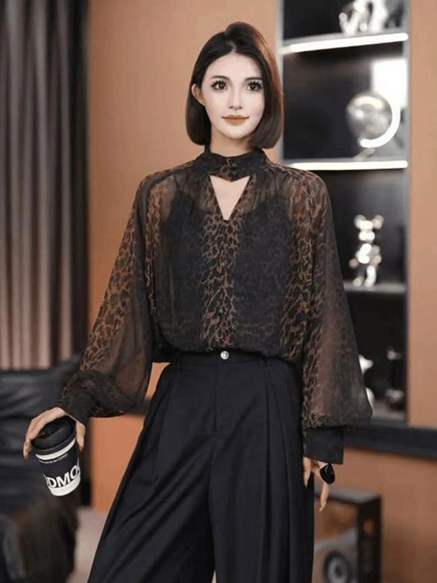 Elegant Leopard Print Shirt Women's Loose Fit Long Sleeve V-Neck Button down Korean Style Commute Fashion Autumn 2025
Elegant Leopard Print Shirt Women's Loose Fit Long Sleeve V-Neck Button down Korean Style Commute Fashion Autumn 2025