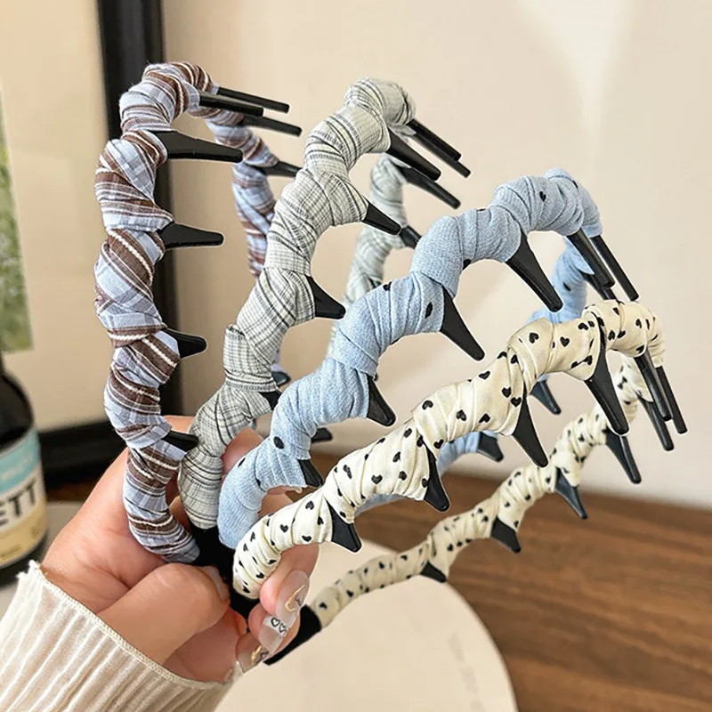 1PC cute plaid heart-shaped printed headband, non-slip tooth headband, sweet wrapping headband, suitable for everyday hairstyles for women and girls
1PC cute plaid heart-shaped printed headband, non-slip tooth headband, sweet wrapping headband, suitable for everyday hairstyles for women and girls