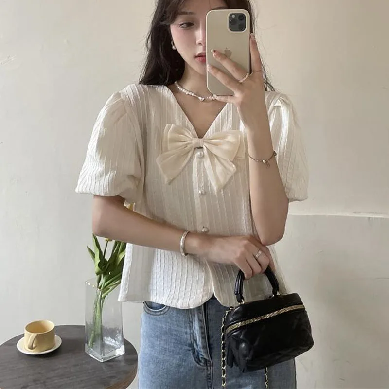 French Pearl Button Bow Knot Large Size Sweet V-neck Short Sleeved Women Summer Puff Sleeve Solid Color Loose All-match Tops
French Pearl Button Bow Knot Large Size Sweet V-neck Short Sleeved Women Summer Puff Sleeve Solid Color Loose All-match Tops