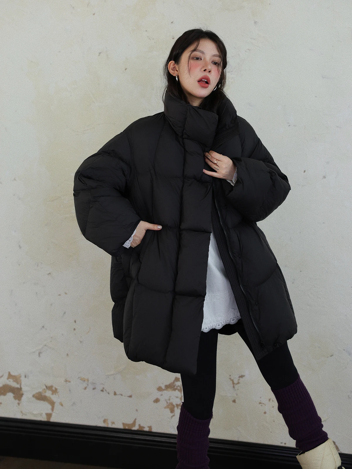 Женское зимнее пальто DR Cloud Puff Thiened средней длины с пуховым наполнителем, воротником-стойкой, дизайнерским А-образным кроем и длинными рукавами, теплое пальто
Женское зимнее пальто DR Cloud Puff Thiened средней длины с пуховым наполнителем, воротником-стойкой, дизайнерским А-образным кроем и длинными рукавами, теплое пальто