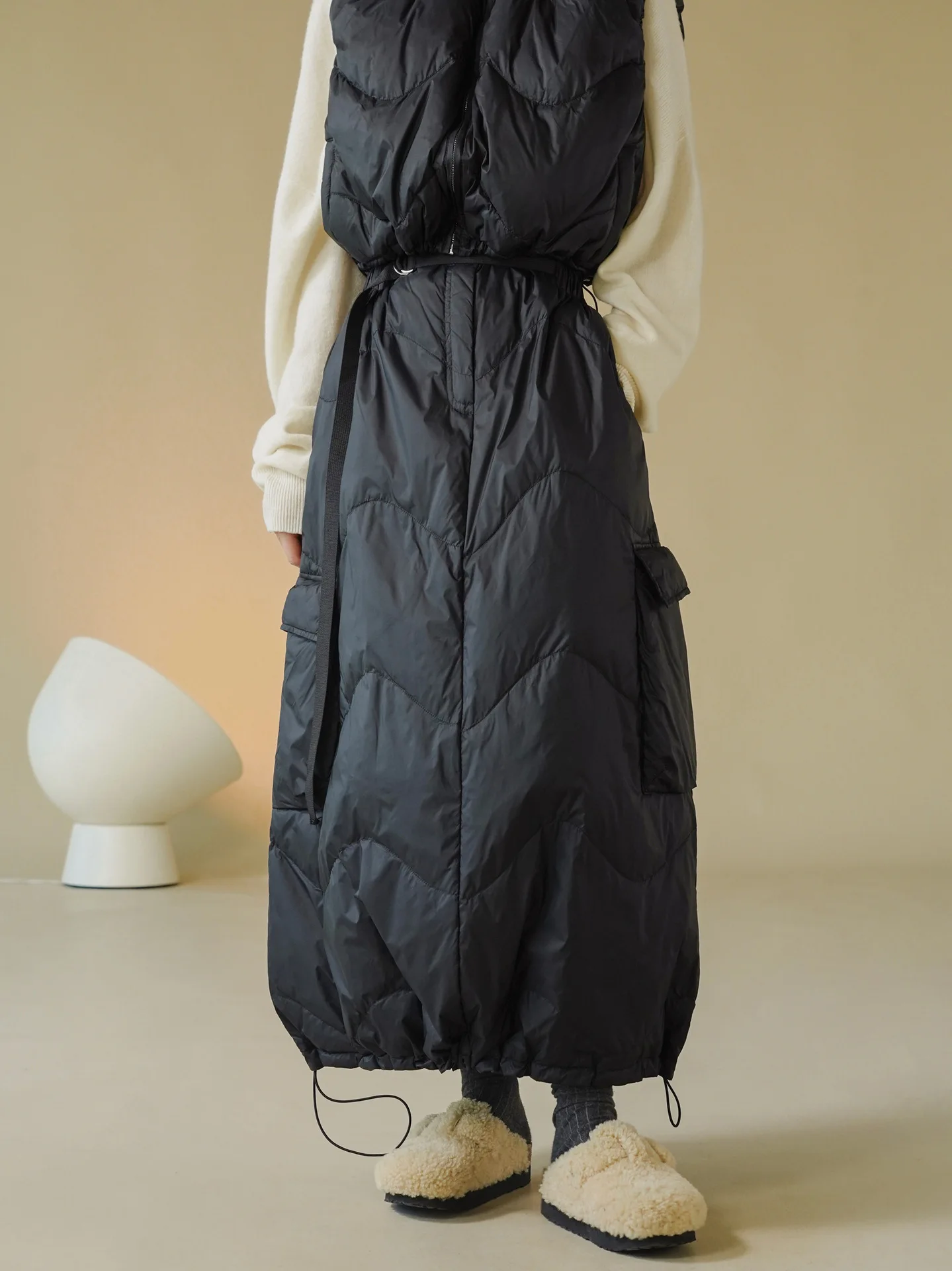 Autumn and winter women's casual solid color high waisted pocket decoration loose down skirt
Autumn and winter women's casual solid color high waisted pocket decoration loose down skirt