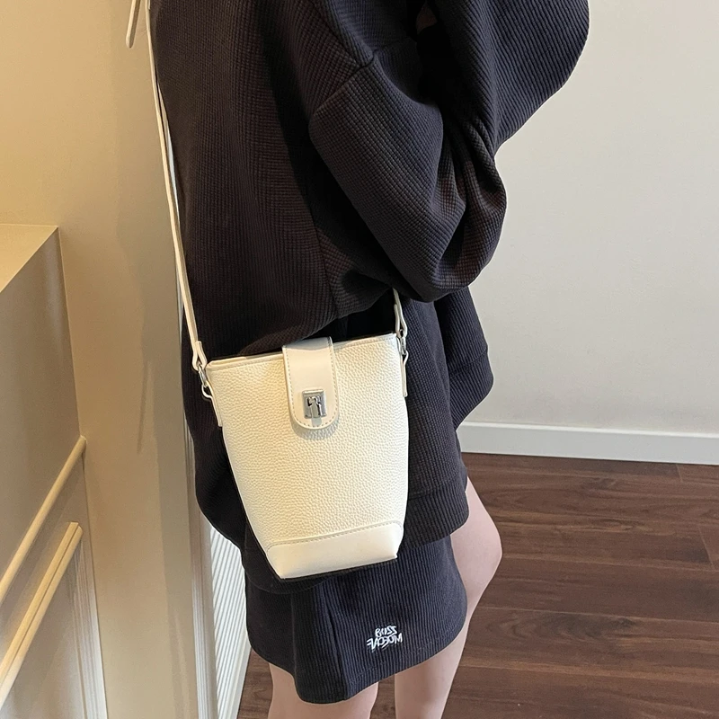 Luxury Women's Leather Tote Bag Fashionable Shoulder Handbag Elegant Crossbody Classic Designer Style
Luxury Women's Leather Tote Bag Fashionable Shoulder Handbag Elegant Crossbody Classic Designer Style