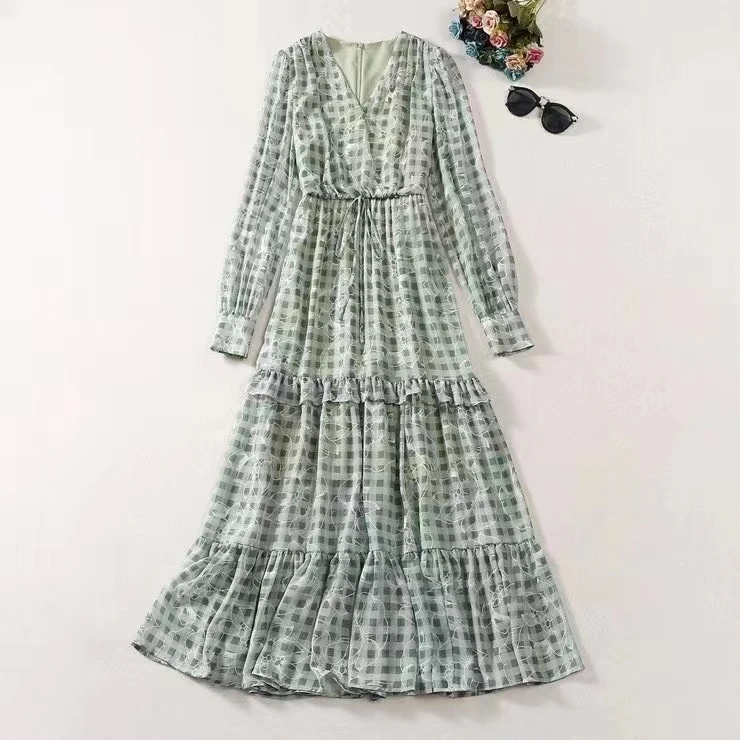 European and American women's dress 2023 winter new Long sleeve V-neck green plaid print fashion Pleated dress XXL
European and American women's dress 2023 winter new Long sleeve V-neck green plaid print fashion Pleated dress XXL