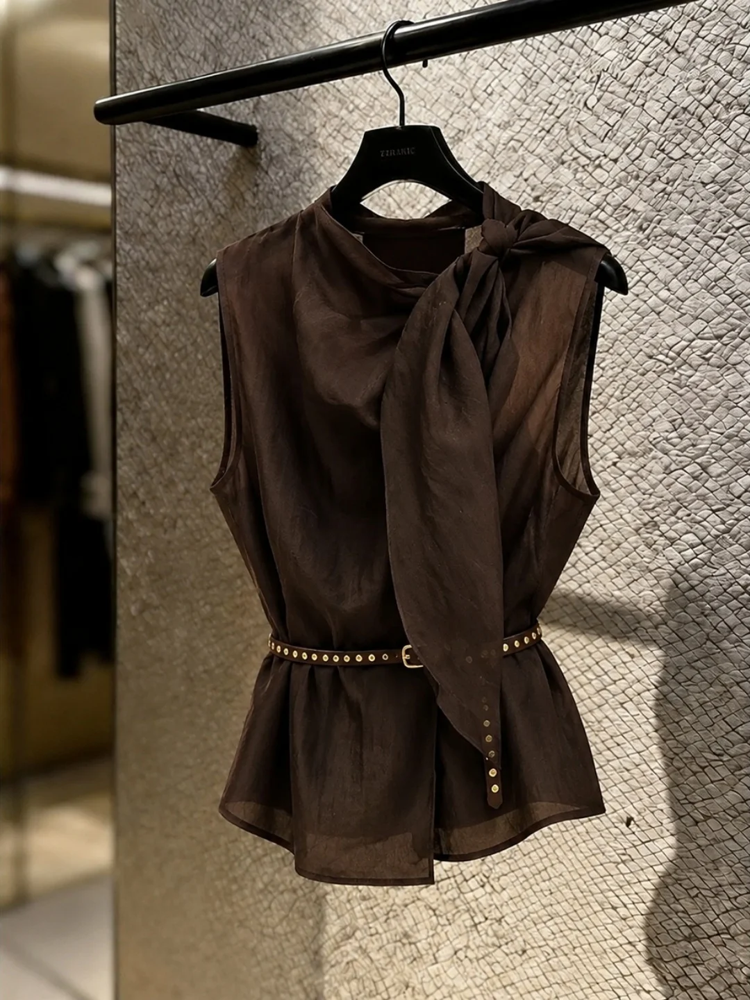 Stylish Belted Sleeveless Top Vintage Waist-Cinching Knot Design Beautiful Summer Fashion Retro Vest Small Shirt
Stylish Belted Sleeveless Top Vintage Waist-Cinching Knot Design Beautiful Summer Fashion Retro Vest Small Shirt