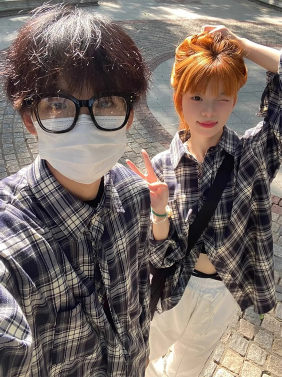 Ретро-корейская рубашка в клетку с длинным рукавом и воротником, весенне-летний модный комплект для пар, универсальная классическая синяя модель
Ретро-корейская рубашка в клетку с длинным рукавом и воротником, весенне-летний модный комплект для пар, универсальная классическая синяя модель