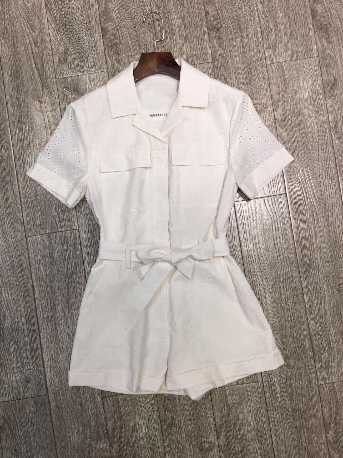 Women Embroidery Hollow Out Rompers Lace-up High Waist Short Sleeve Turn-down Collar Casual Female Playsuit
Women Embroidery Hollow Out Rompers Lace-up High Waist Short Sleeve Turn-down Collar Casual Female Playsuit