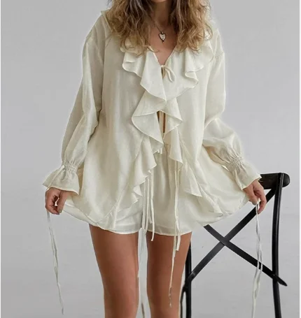 Women's Elegant and Stylish Suits 2025 Spring Summer Latest New Solid Color French V-Neck Loose Ruffled Shirt Hot Pants Set
Women's Elegant and Stylish Suits 2025 Spring Summer Latest New Solid Color French V-Neck Loose Ruffled Shirt Hot Pants Set
