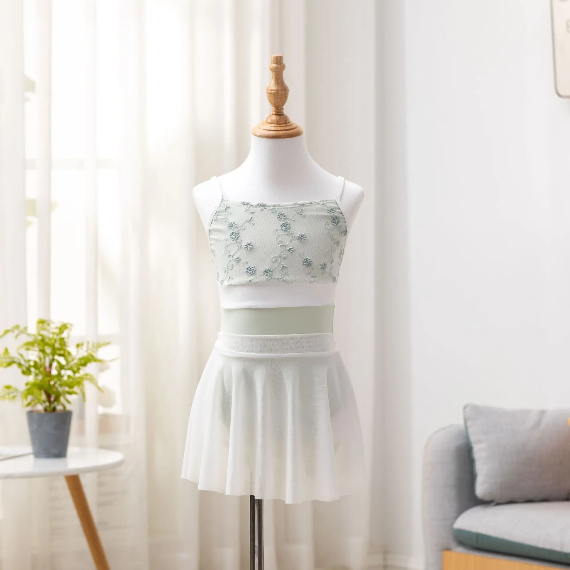 Танцевальные трико для девочек, подтяжки, сетчатые трико с вышивкой, китайский танец, балет, скейт, гимнастическая одежда, купальники
Танцевальные трико для девочек, подтяжки, сетчатые трико с вышивкой, китайский танец, балет, скейт, гимнастическая одежда, купальники