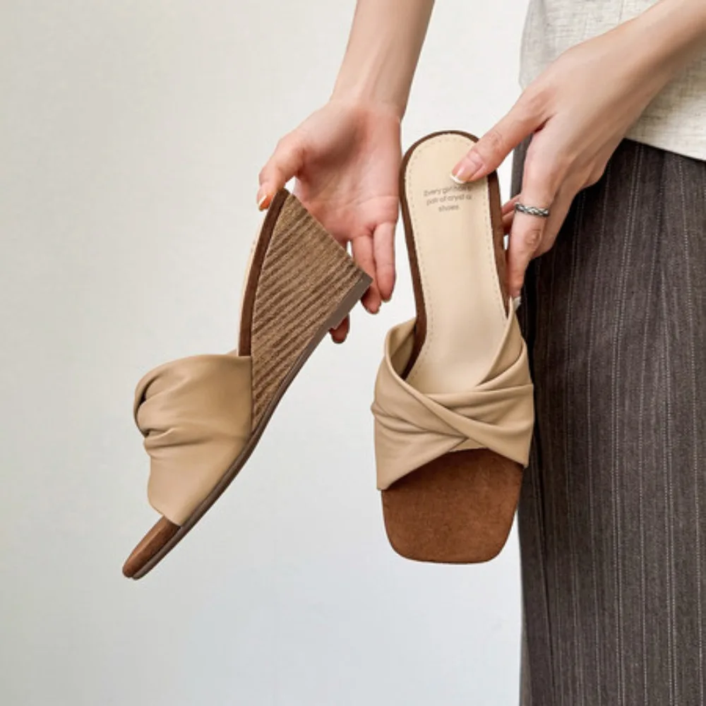 Vintage Interwoven Cross Strap Sandals Chunky Block Heel Buckle Strap Elegant Commuter Dating Summer Ladies Footwear
Vintage Interwoven Cross Strap Sandals Chunky Block Heel Buckle Strap Elegant Commuter Dating Summer Ladies Footwear