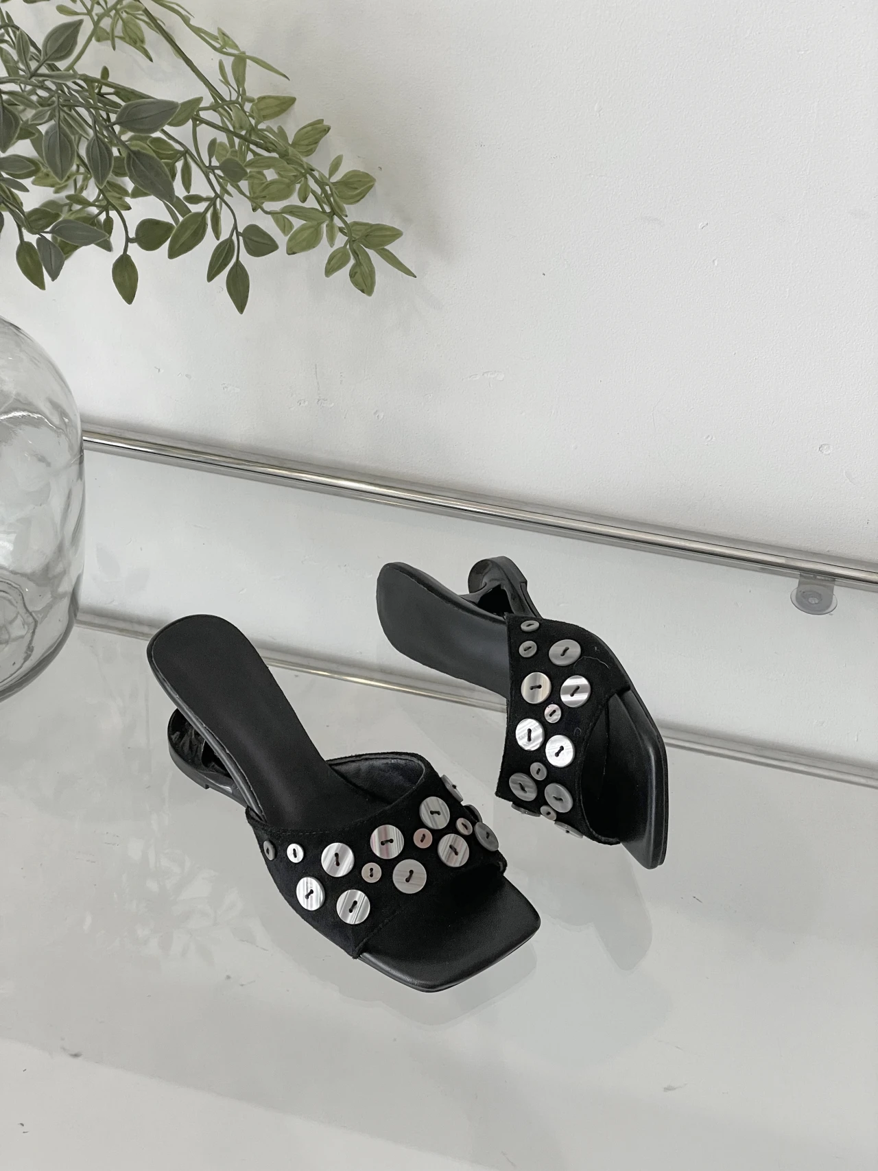 Chic Black Unique Heel Button Flat Slide Sandals for Women Summer 2026 New French Style Slip-On Square Toe Sandals
Chic Black Unique Heel Button Flat Slide Sandals for Women Summer 2026 New French Style Slip-On Square Toe Sandals