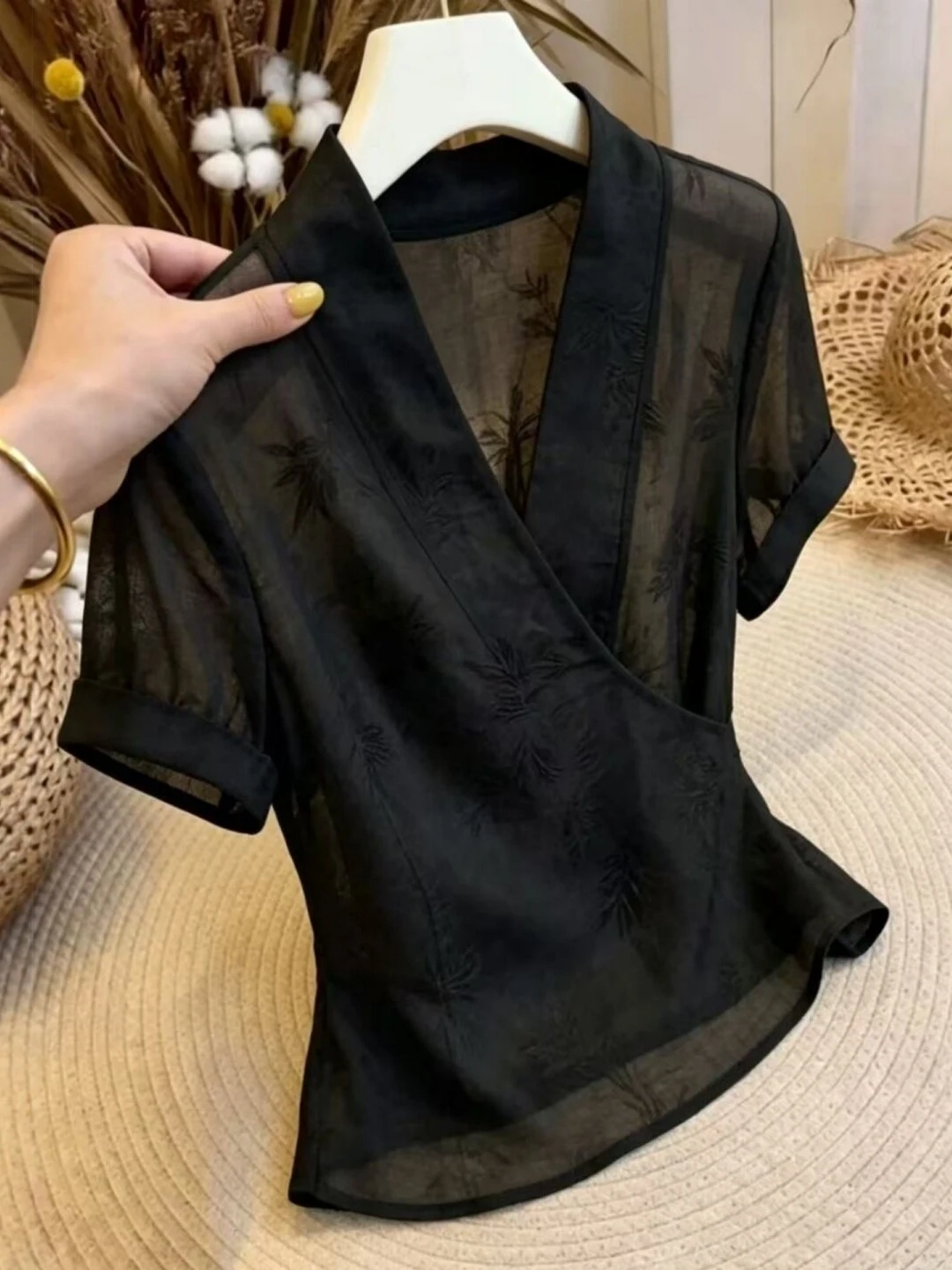Elegant Black V-Neck Short Sleeve Shirt Women Summer plus Size Slimming Unique Beautiful Top Korean Style Commute Fashion
Elegant Black V-Neck Short Sleeve Shirt Women Summer plus Size Slimming Unique Beautiful Top Korean Style Commute Fashion