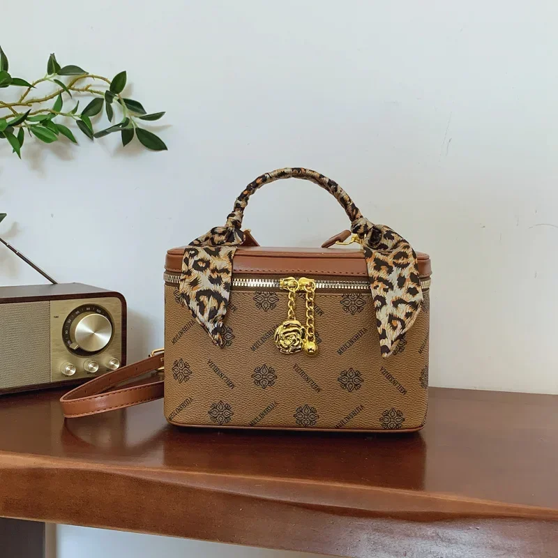 2025 High-end Box Bag with Silk Scarf - Printed with Letters, Multifunctional Shoulder Messenger and Small Square Style
2025 High-end Box Bag with Silk Scarf - Printed with Letters, Multifunctional Shoulder Messenger and Small Square Style