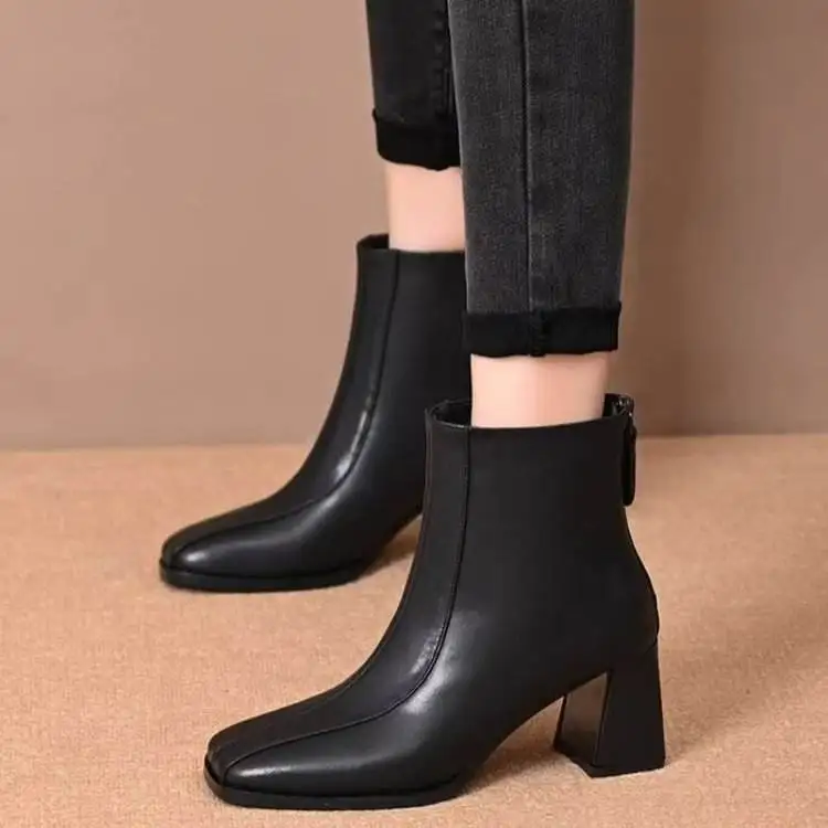 Soft Leather Chunky Heel Short Boots Women's Autumn Winter New Style Fleece Lined Square Head Medium Heel Soft Bottom Retro A...
Soft Leather Chunky Heel Short Boots Women's Autumn Winter New Style Fleece Lined Square Head Medium Heel Soft Bottom Retro A...