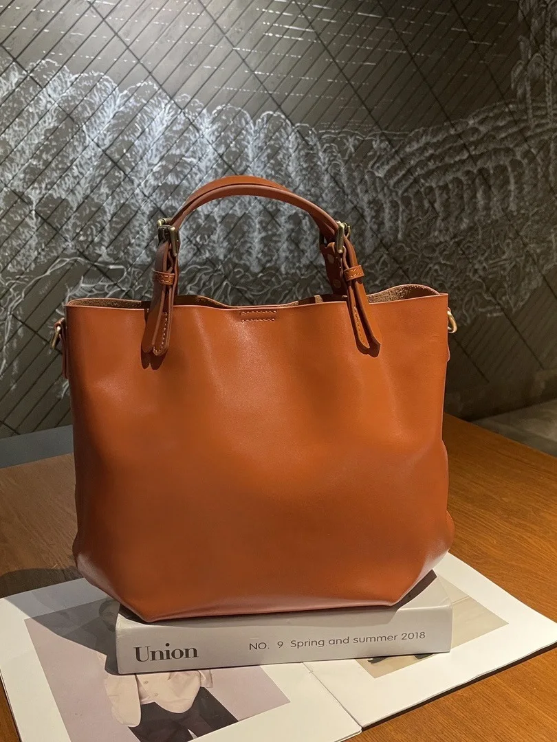 Женская сумка-тоут из воловьей кожи с верхним слоем, ручная сумка-ведро на одно плечо, большая вместимость, новинка 2024, повседневная сумка для отдыха
Женская сумка-тоут из воловьей кожи с верхним слоем, ручная сумка-ведро на одно плечо, большая вместимость, новинка 2024, повседневная сумка для отдыха