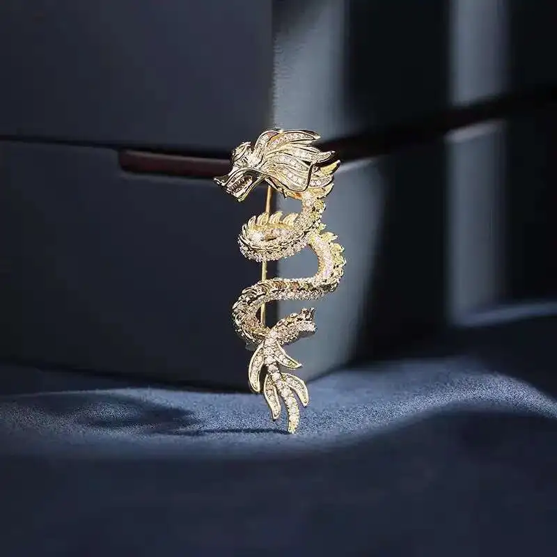 Fashion Chinese Style Dragon Brooch With Rhinestone Paved Luxury Gold Imitation Dragons Buckle Pin Ornament For Adult Suit Coat
Fashion Chinese Style Dragon Brooch With Rhinestone Paved Luxury Gold Imitation Dragons Buckle Pin Ornament For Adult Suit Coat