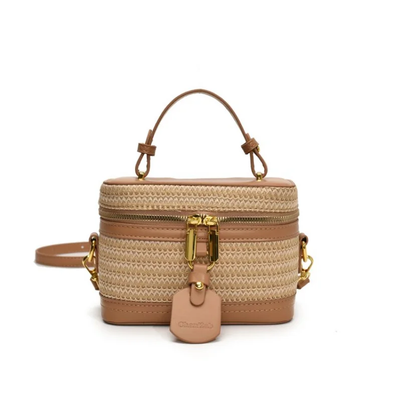 Classic Women Messenger Bag In High-Quality Leather, Featuring Popular Elegant Details And Comfortable Shoulder Strap Design 
Classic Women Messenger Bag In High-Quality Leather, Featuring Popular Elegant Details And Comfortable Shoulder Strap Design